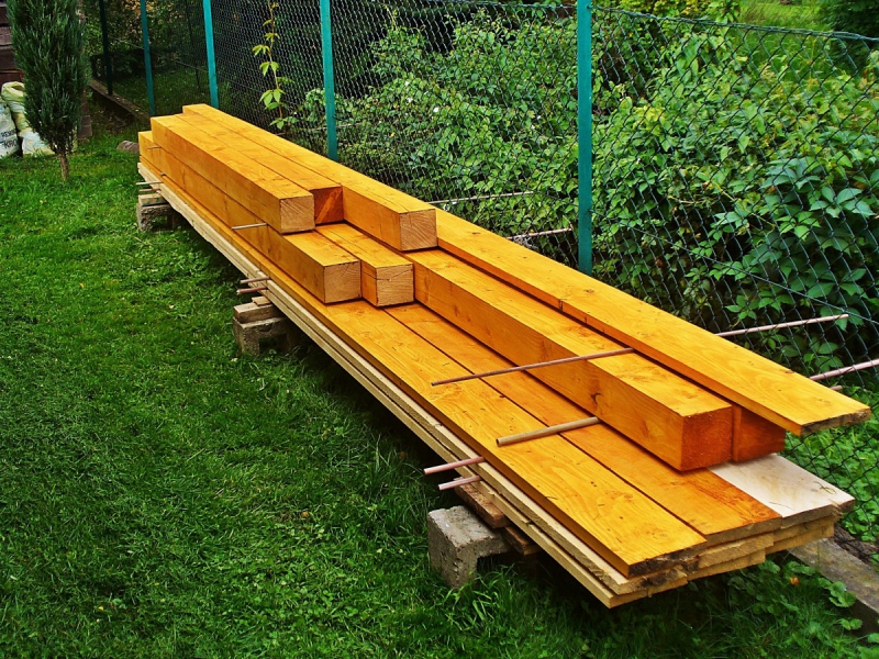 menuisier-FLASSANS SUR ISSOLE-min_boards_the_rafters_joinery_tree_painting_wood_colored_paint-871508